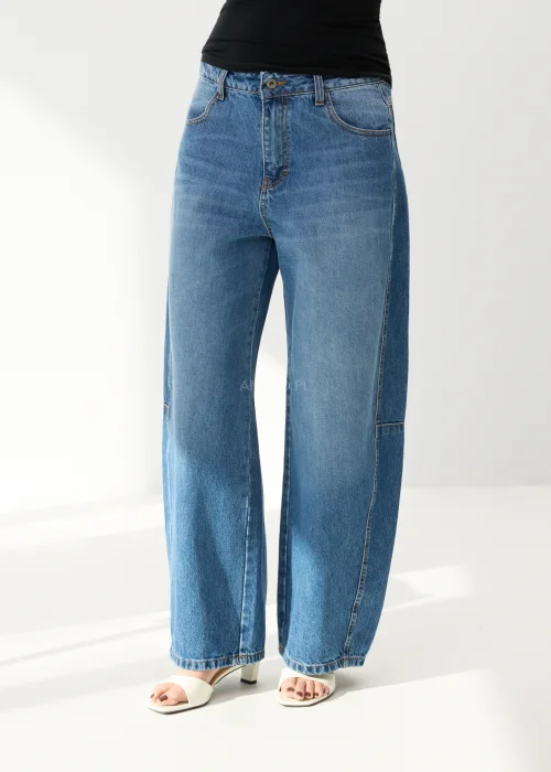 Damskie jeansy wide leg w jasnoniebieskim odcieniu z wysokim stanem i szeroką nogawką w nowoczesnym casualowym stylu.