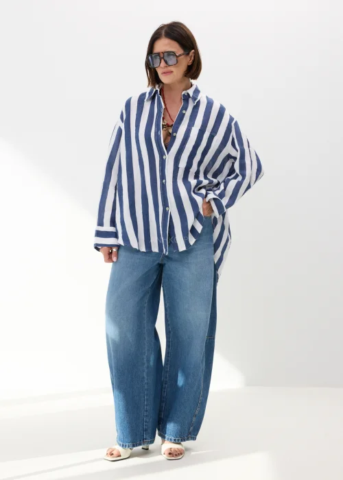 Damskie jeansy wide leg w jasnoniebieskim odcieniu z wysokim stanem i szeroką nogawką w nowoczesnym casualowym stylu.