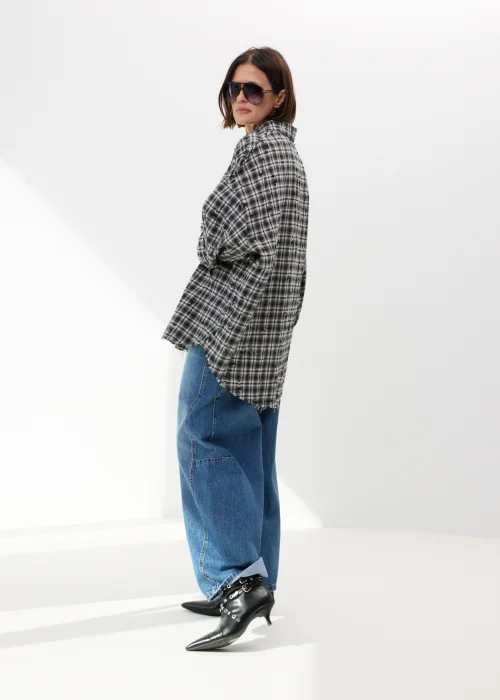 Damskie jeansy wide leg w jasnoniebieskim odcieniu z wysokim stanem i szeroką nogawką w nowoczesnym casualowym stylu.
