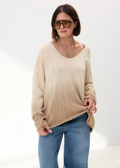Beżowy sweter oversize o luźnym kroju z delikatnym tłoczonym wzorem i szerokim dekoltem. Miękki model idealny do codziennych stylizacji z jeansami lub spodniami wide leg.