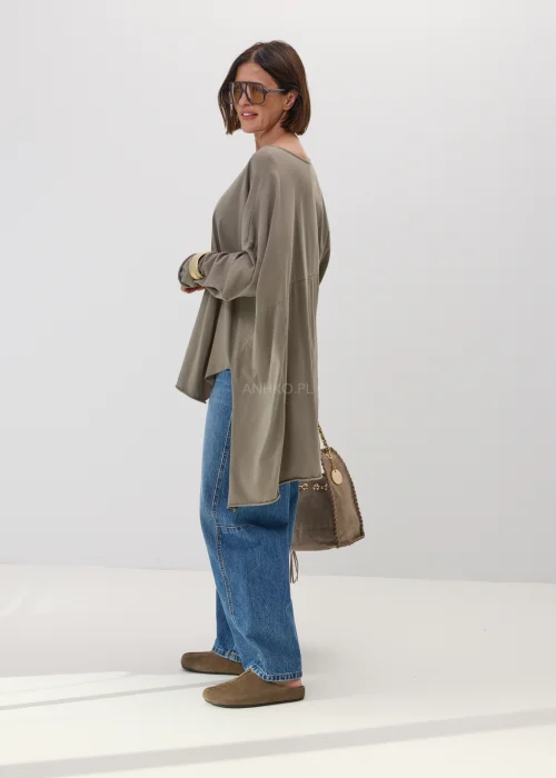 Bluzka oversize w odcieniu taupe z wydłużonym tyłem i luźnym fasonem. Minimalistyczny model z szerokim dekoltem i miękko układającym się materiałem, idealny do casualowych stylizacji.