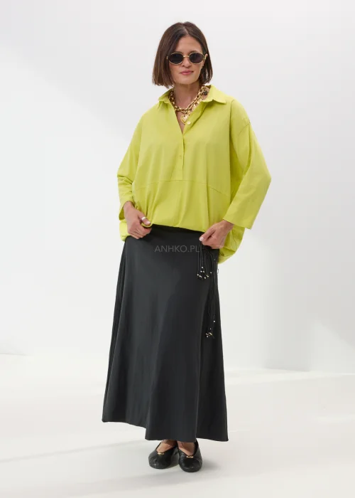 Czarna długa spódnica damska o rozkloszowanym fasonie z lekkiego materiału w minimalistycznym eleganckim stylu.