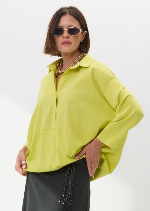 Neonowo żółta koszula oversize o luźnym kroju z kołnierzykiem i szerokimi rękawami. Lekki model w energetycznym kolorze, który świetnie ożywia codzienne stylizacje.