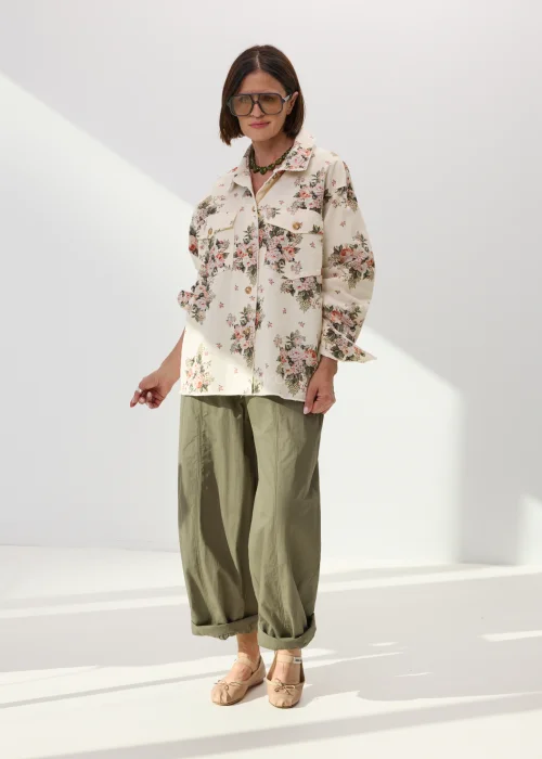 Damskie spodnie khaki z szeroką nogawką i elastyczną talią ze sportowym sznurkiem w casualowym stylu.