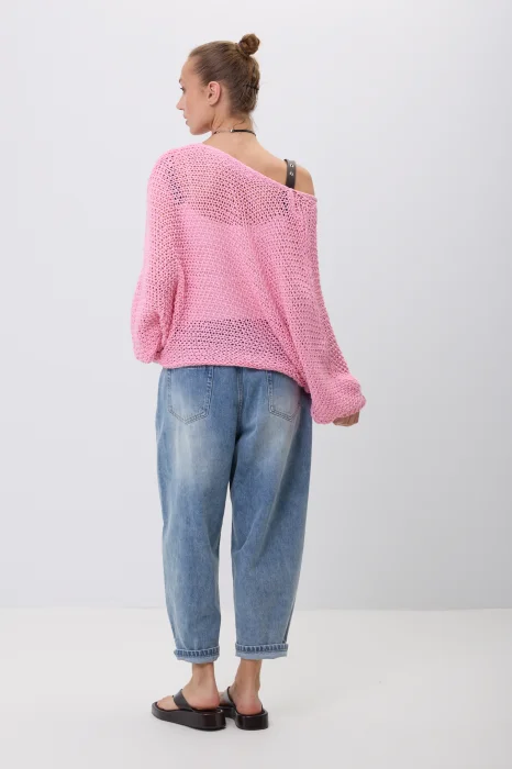 Różowy sweter damski o ażurowym splocie z luźnym fasonem i szerokimi rękawami. Model można nosić klasycznie lub jako narzutkę z efektownym wiązaniem z przodu.
