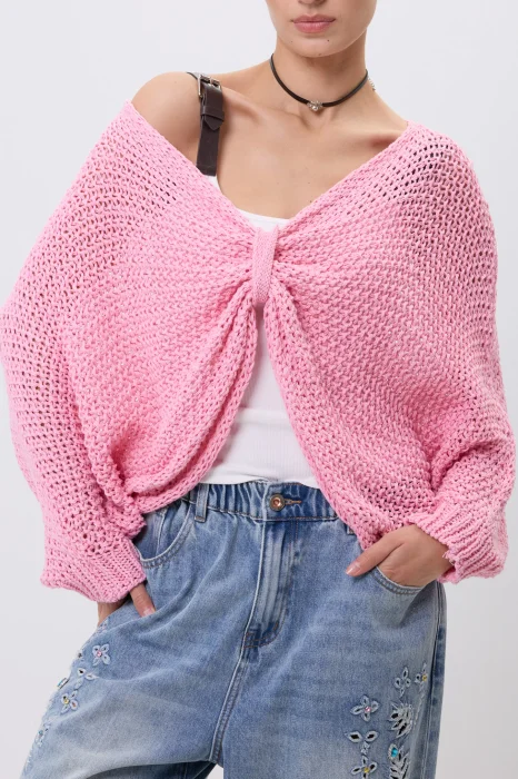 Różowy sweter damski o ażurowym splocie z luźnym fasonem i szerokimi rękawami. Model można nosić klasycznie lub jako narzutkę z efektownym wiązaniem z przodu.