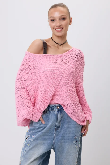 Różowy sweter damski o ażurowym splocie z luźnym fasonem i szerokimi rękawami. Model można nosić klasycznie lub jako narzutkę z efektownym wiązaniem z przodu.