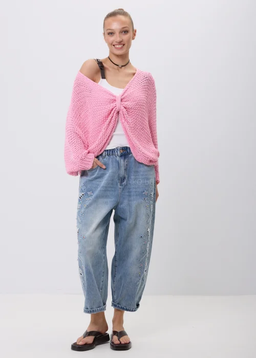 Różowy sweter damski o ażurowym splocie z luźnym fasonem i szerokimi rękawami. Model można nosić klasycznie lub jako narzutkę z efektownym wiązaniem z przodu.