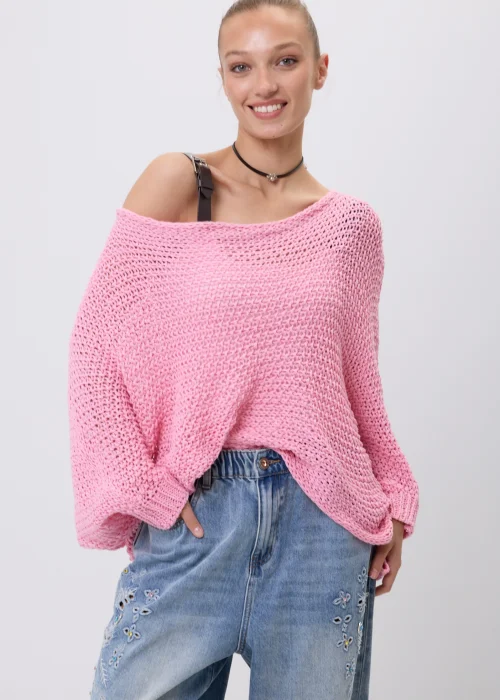 Różowy sweter damski o ażurowym splocie z luźnym fasonem i szerokimi rękawami. Model można nosić klasycznie lub jako narzutkę z efektownym wiązaniem z przodu.