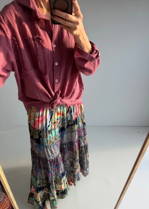 Spódnica maxi patchwork w odcieniach granatu, różu i turkusu. Zwiewny fason boho z wielobarwnymi wzorami i elastyczną talią.