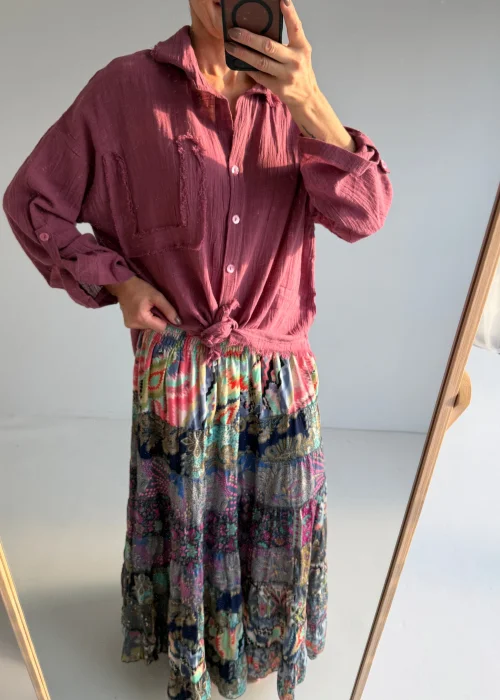 Spódnica maxi patchwork w odcieniach granatu, różu i turkusu. Zwiewny fason boho z wielobarwnymi wzorami i elastyczną talią.
