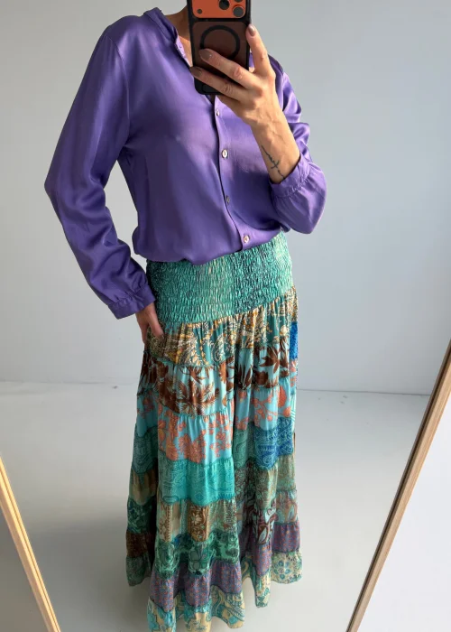 Spódnica maxi patchwork w odcieniach turkusu i błękitu. Zwiewny model boho z wielobarwnymi wzorami i szeroką, elastyczną talią.