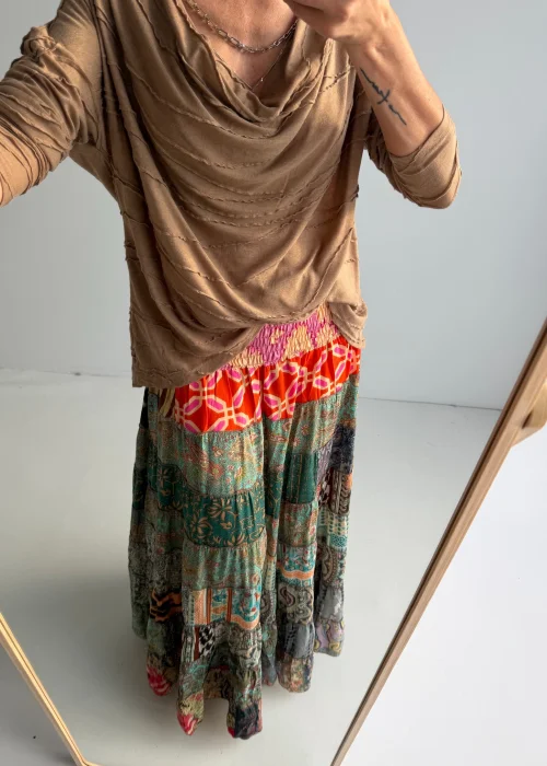 Spódnica maxi patchwork w odcieniach zieleni, turkusu i koralu. Zwiewny model boho z elastyczną talią i wielobarwnymi wzorami.