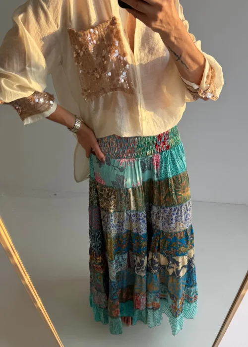 Spódnica maxi patchwork w odcieniach turkusu, błękitu i beżu. Zwiewny fason boho z wielobarwnymi wzorami i elastyczną talią.