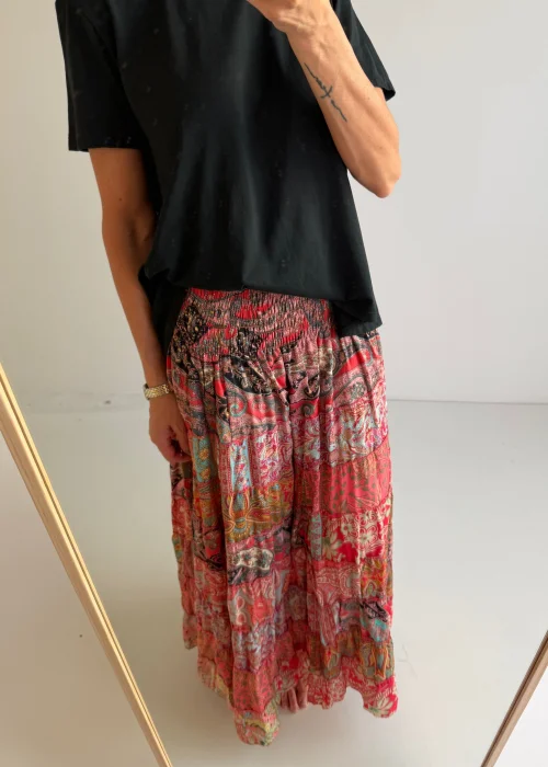 Spódnica maxi patchwork w odcieniach różu z orientalnymi wzorami. Zwiewny model boho z elastyczną talią i lekką tkaniną.