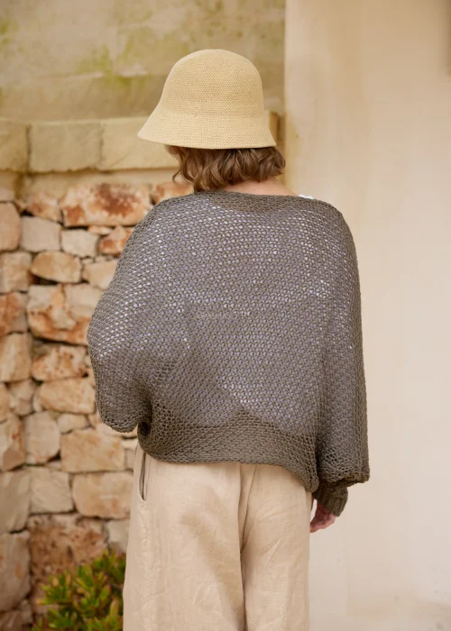 Sweter ażurowy taupe o luźnym splocie i fasonie oversize. Lekki model z długim rękawem, idealny do warstwowych stylizacji z lnianymi spodniami lub sukienkami.