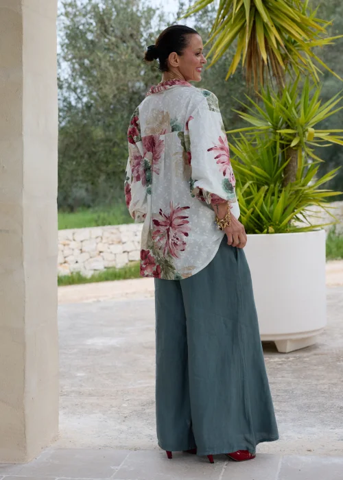 Morskie lniane spodnie palazzo z szerokimi nogawkami i elastycznym pasem. Lekki, zwiewny fason zapewnia komfort noszenia i doskonale sprawdza się w casualowych oraz eleganckich stylizacjach.