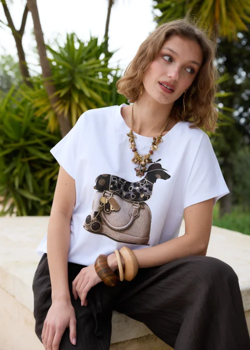Biały t-shirt z modnym nadrukiem torebki i dekoracyjnych detali. Luźny fason z krótkim rękawem doskonale komponuje się z czarną lnianą spódnicą w casualowej stylizacji.