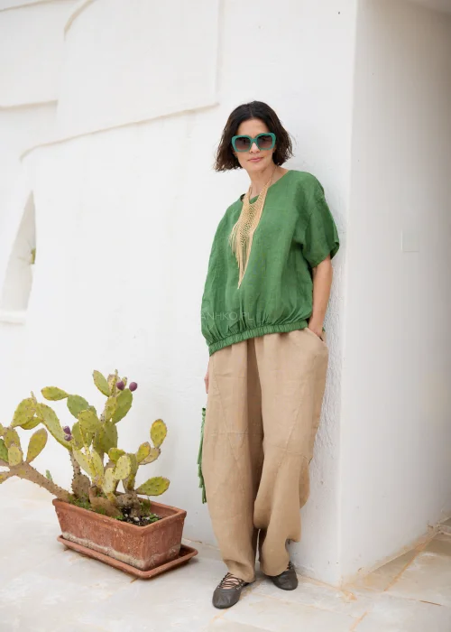 Lniane spodnie damskie camel o luźnym, balonowym fasonie z elastyczną talią i kieszeniami. Komfortowy model w naturalnym stylu casual.