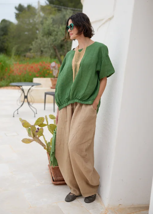 Lniane spodnie damskie camel o luźnym, balonowym fasonie z elastyczną talią i kieszeniami. Komfortowy model w naturalnym stylu casual.