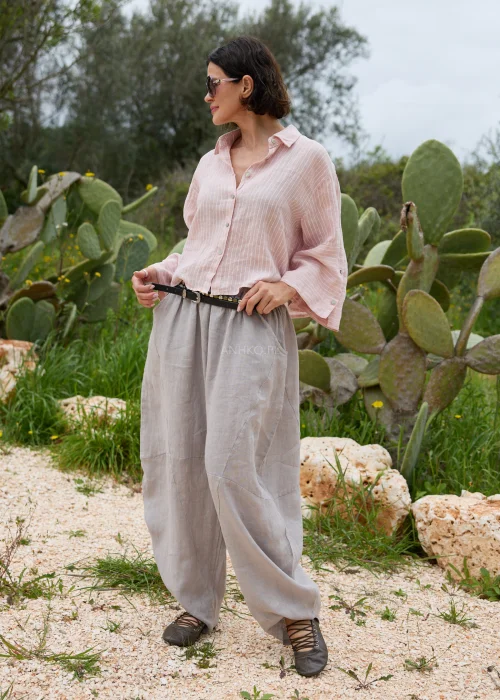 Taupe lniane spodnie damskie o luźnym fasonie z elastyczną talią i kieszeniami. Wygodny model oversize w naturalnej, minimalistycznej stylizacji.