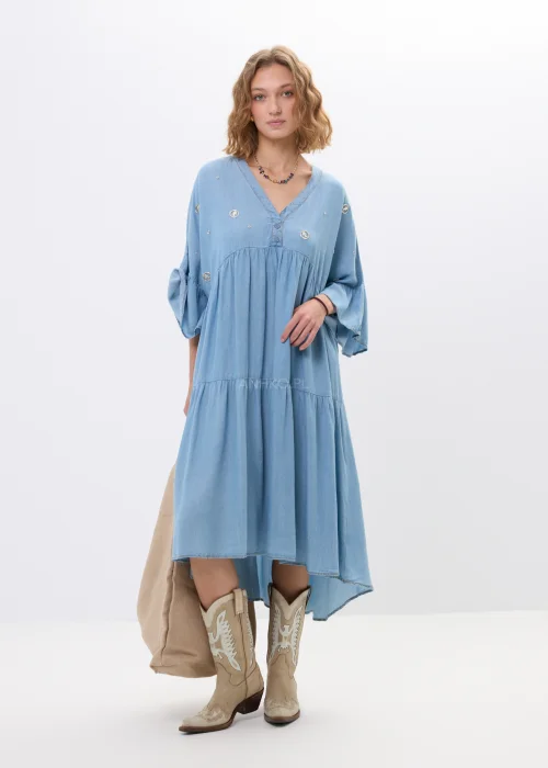 Jasnoniebieska sukienka jeansowa oversize z falbanami i dekoltem V. Zwiewny model z ozdobnymi detalami idealny do boho i casualowych stylizacji.