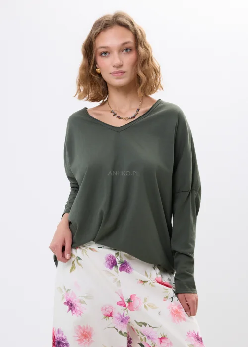 Bluzka damska khaki z dekoltem V i luźnym fasonem oversize. Miękka dzianina zapewnia komfort i swobodny, codzienny styl.