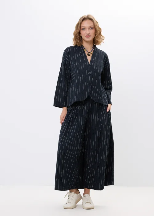 Czarno-biała marynarka oversize w delikatne paski z lekkiego materiału o nowoczesnym fasonie. Luźny model z długim rękawem idealny do eleganckich i casualowych stylizacji.