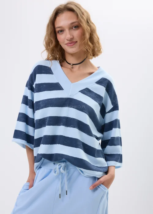 Bluzka oversize w niebiesko-granatowe pasy z dekoltem V i rękawem 3/4. Casualowy model w marynistycznym stylu idealny do codziennych stylizacji.