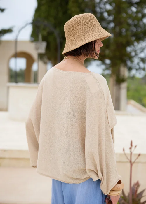Beżowa bluzka oversize z szerokimi rękawami i luźnym fasonem. Lekki model w naturalnym odcieniu, idealny do codziennych stylizacji.