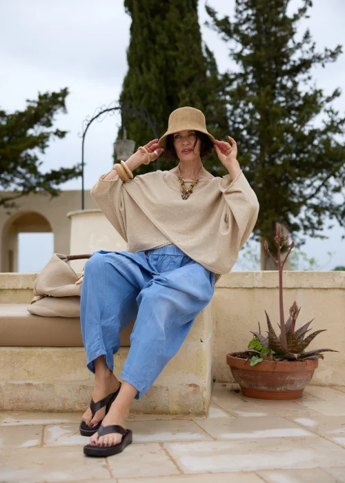 Beżowa bluzka oversize z szerokimi rękawami i luźnym fasonem. Lekki model w naturalnym odcieniu, idealny do codziennych stylizacji.