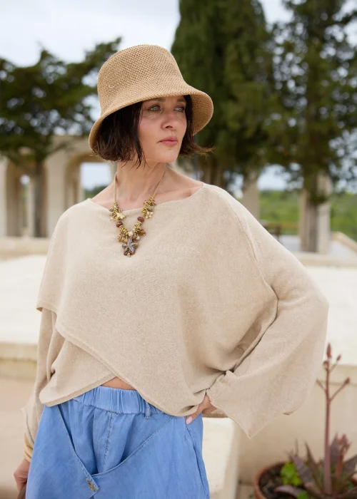 Beżowa bluzka oversize z szerokimi rękawami i luźnym fasonem. Lekki model w naturalnym odcieniu, idealny do codziennych stylizacji.