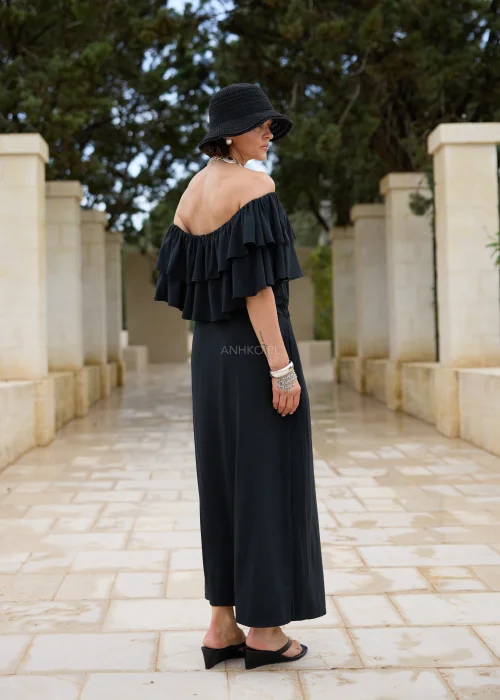 Czarny ażurowy kapelusz typu bucket z szerokim rondem i dekoracyjnym splotem. Lekki letni model, który doskonale uzupełnia eleganckie i casualowe stylizacje.