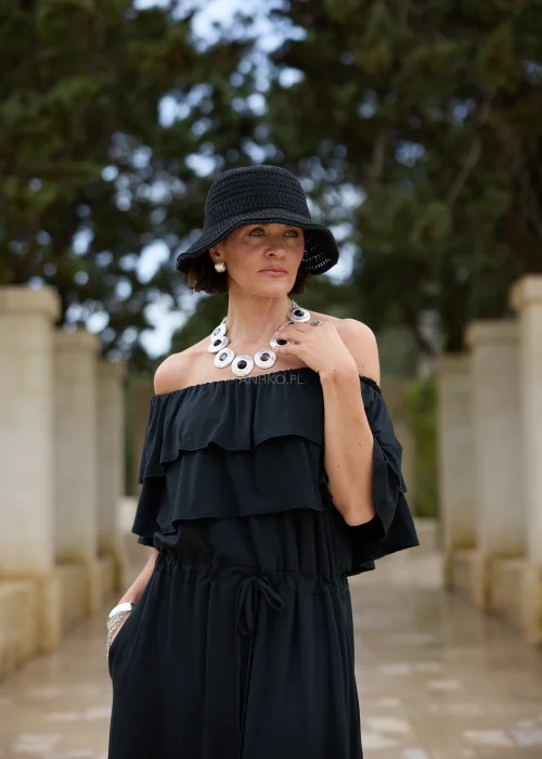 Czarny ażurowy kapelusz typu bucket z szerokim rondem i dekoracyjnym splotem. Lekki letni model, który doskonale uzupełnia eleganckie i casualowe stylizacje.