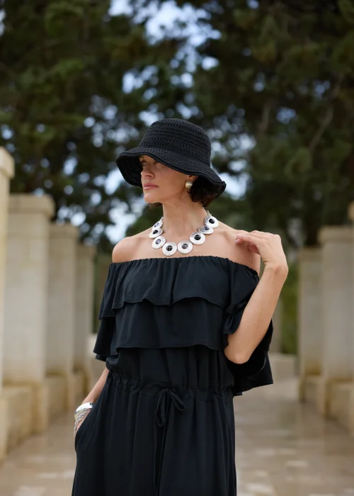 Czarny ażurowy kapelusz typu bucket z szerokim rondem i dekoracyjnym splotem. Lekki letni model, który doskonale uzupełnia eleganckie i casualowe stylizacje.