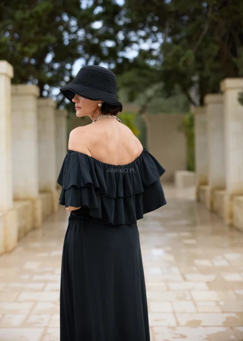 Czarny ażurowy kapelusz typu bucket z szerokim rondem i dekoracyjnym splotem. Lekki letni model, który doskonale uzupełnia eleganckie i casualowe stylizacje.