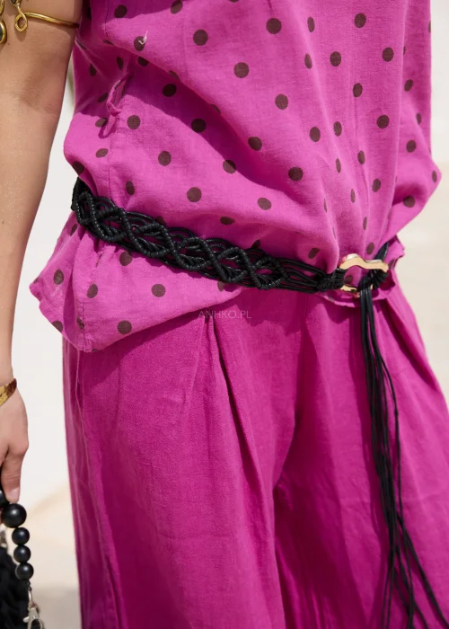 Czarny pasek boho wykonany z plecionych sznurków, ozdobiony dekoracyjną złotą klamrą i długimi frędzlami. Lekki model podkreśla talię i doskonale uzupełnia lniane, casualowe oraz artystyczne stylizacje.