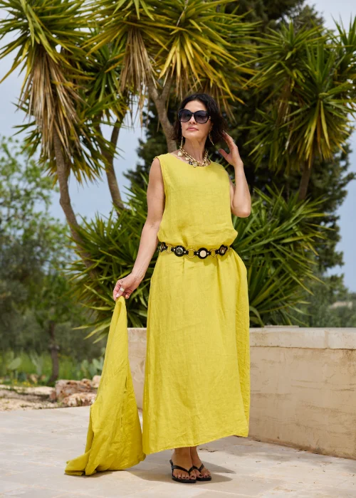 Czarny pasek z ozdobnymi złotymi kołami i dekoracyjnymi detalami. Elegancki model podkreślający talię, idealny do lnianych i casualowych stylizacji.