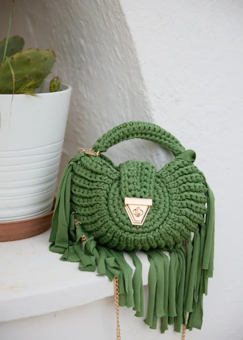 Zielona pleciona torebka z frędzlami i złotym zapięciem. Oryginalny model handmade z krótką rączką i ozdobnym łańcuszkiem.