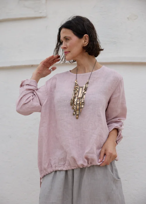 Naszyjnik kaskadowy w kolorze starego złota z wielowarstwowymi łańcuszkami i zawieszkami. Efektowna biżuteria damska w stylu boho, idealna do lnianych i eleganckich stylizacji.