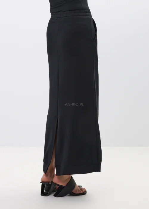 Czarna spódnica maxi o prostym fasonie, z elastyczną talią i wiązaniem w pasie. Minimalistyczny model idealny do codziennych i eleganckich stylizacji.