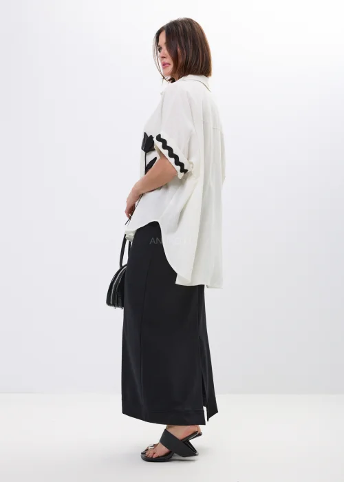 Czarna spódnica maxi o prostym fasonie, z elastyczną talią i wiązaniem w pasie. Minimalistyczny model idealny do codziennych i eleganckich stylizacji.