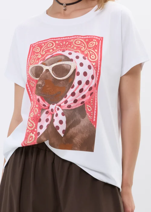Biały T-shirt oversize z kolorowym nadrukiem psa w okularach i apaszce. Oryginalny model, który dodaje stylizacjom modnego charakteru.