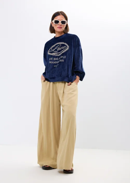 Granatowa welurowa bluza damska oversize z nadrukiem „Love The Big Apple Manhattan”, długie rękawy, casualowy streetwearowy styl