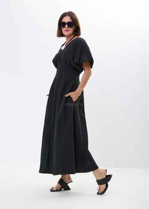 Sukienka maxi w kolorze czarnym z bufiastymi rękawami i kobiecym dekoltem V. Rozkloszowany fason pięknie układa się na sylwetce i zapewnia elegancki wygląd.