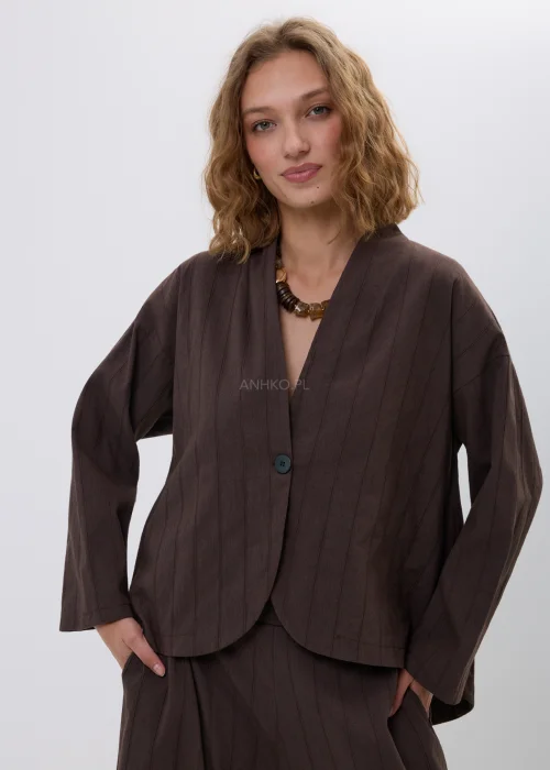 Marynarka damska w kolorze czekoladowego brązu o luźnym fasonie z dekoltem V i zapięciem na guzik. Elegancki model idealny do stylizacji z szerokimi spodniami i kompletami.
