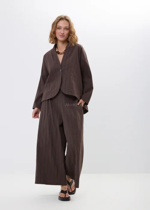 Marynarka damska w kolorze czekoladowego brązu o luźnym fasonie z dekoltem V i zapięciem na guzik. Elegancki model idealny do stylizacji z szerokimi spodniami i kompletami.