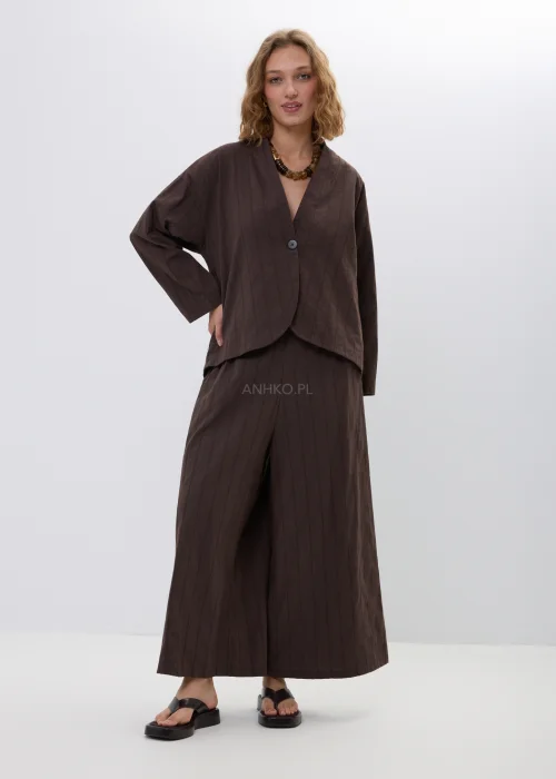 Marynarka damska w kolorze czekoladowego brązu o luźnym fasonie z dekoltem V i zapięciem na guzik. Elegancki model idealny do stylizacji z szerokimi spodniami i kompletami.