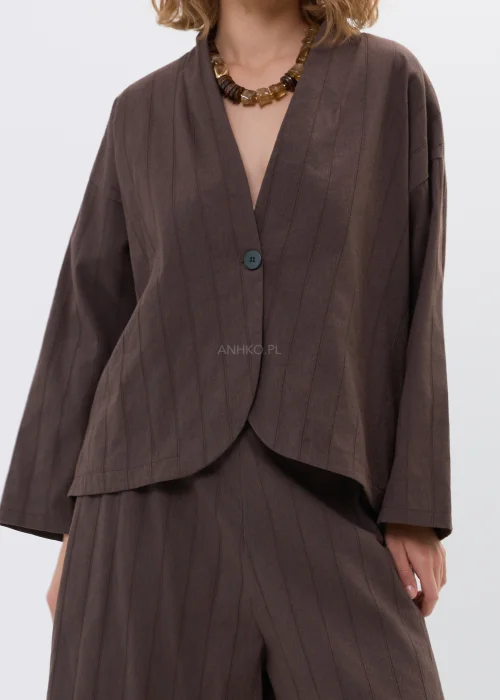 Marynarka damska w kolorze czekoladowego brązu o luźnym fasonie z dekoltem V i zapięciem na guzik. Elegancki model idealny do stylizacji z szerokimi spodniami i kompletami.