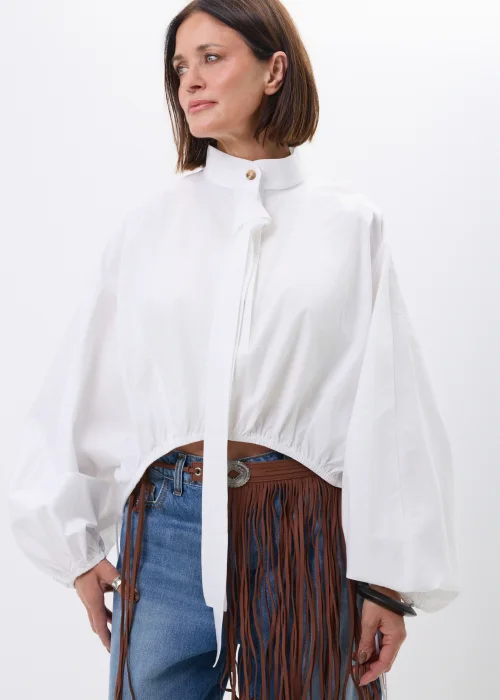 Brązowy pasek boho z długimi frędzlami i ozdobnymi srebrnymi klamrami. Efektowny model inspirowany stylem western doskonale podkreśla talię i nadaje charakteru jeansowym oraz casualowym stylizacjom.
